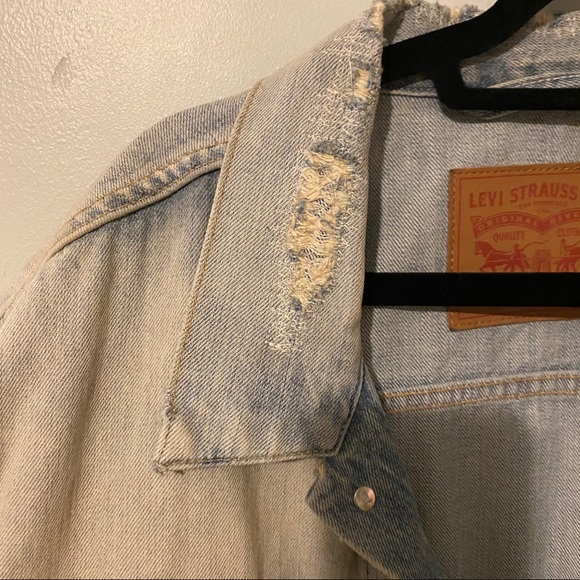 Levi’s denim jacket (light wash) - Picture 7 of 9